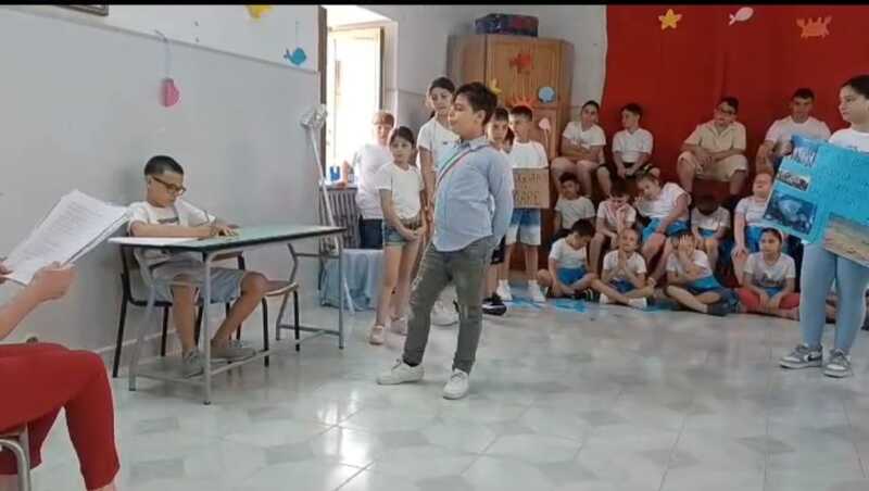 <h1>Il sindaco di Napoli</h1>
Il sindaco di Napoli dialoga con i bambini che protestano per avere il mare nella loro città