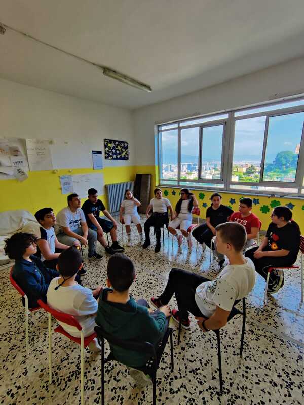 <h1>Parlemantino. Gruppo Gabbiano, 12-16 anni</h1>
Viene svolto una volta a settimana e spesso viene utilizzata, come setting, la stanza relax, luogo dedicato maggiormente alle attività degli adolescenti