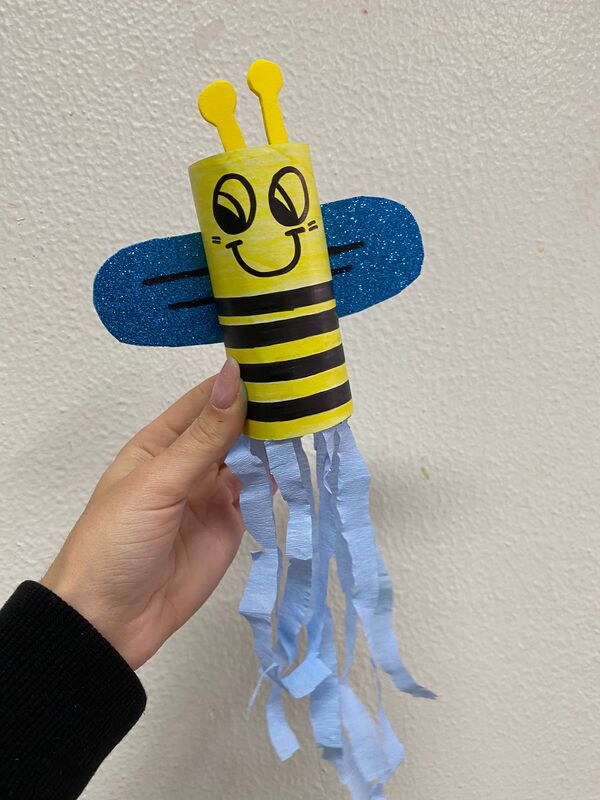 <h1>Ape</h1>
Ape realizzata con il riutilizzo di rotoli di carta igienica, avanzi di carta crespa e gomma eva