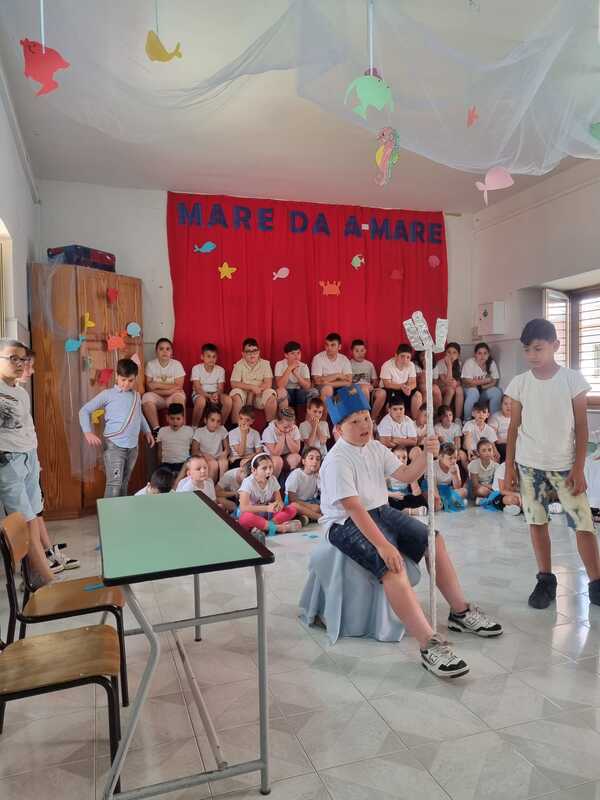 <h1>Nettuno in scena</h1>
Nettuno, il dio del mare, mentre dialoga con il suo servitore Zebellone