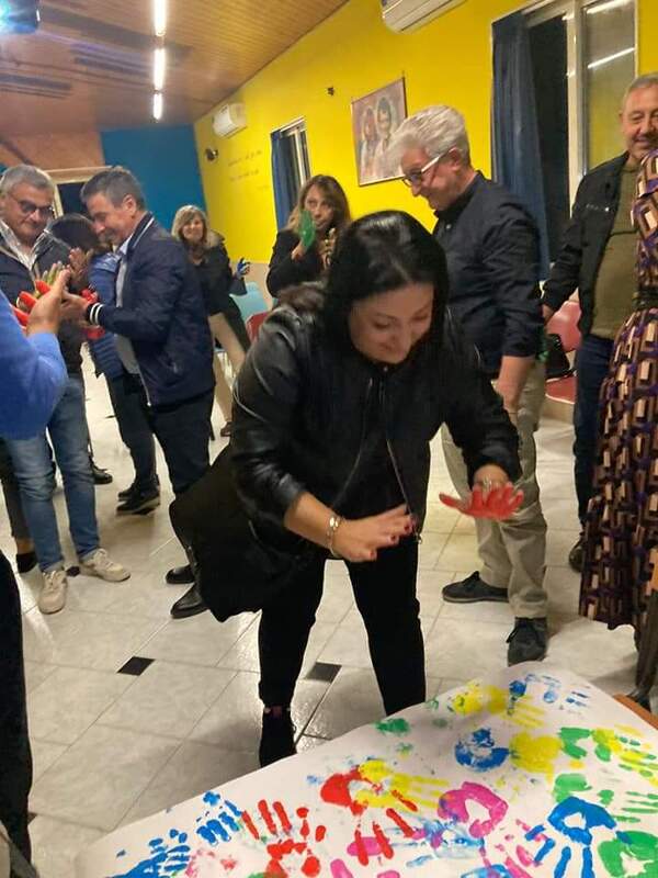 <h1>Io partecipo e sono nella relazione</h1>
Per facilitare la conversazione tra i genitori , abbiamo chiesto di esprimere con un simbolo la loro partecipazione nella relazione con i figli, facendogli apporre la loro mano colorata sul cartellone. L’incontro si è tenuto il 17/2/23