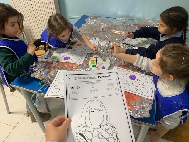 <h1>Ritratto d'artista</h1>
Attività gioco realizzata con la tecnica del collage e con le tempere 