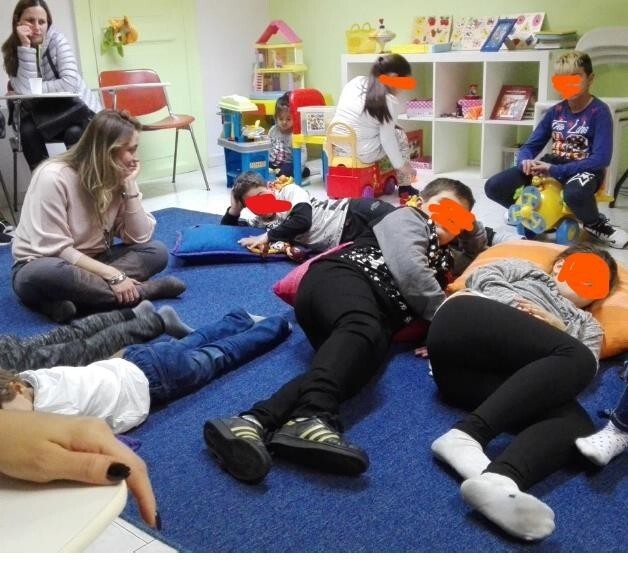 Nella stanza è stato previsto un tappeto e dei cuscinoni: i bambini entrando in questa stanza accogliente di loro spontanea volontà, si sono letteralmente accoccolati sui cuscini, ciò ha facilitato la relazione e la conoscenza dei bambini 