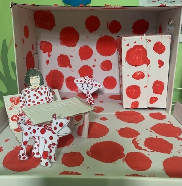 <h1>Infinity mirror room</h1>
Riproduzione di una installazione della Kusama realizzata con materiale di riciclo