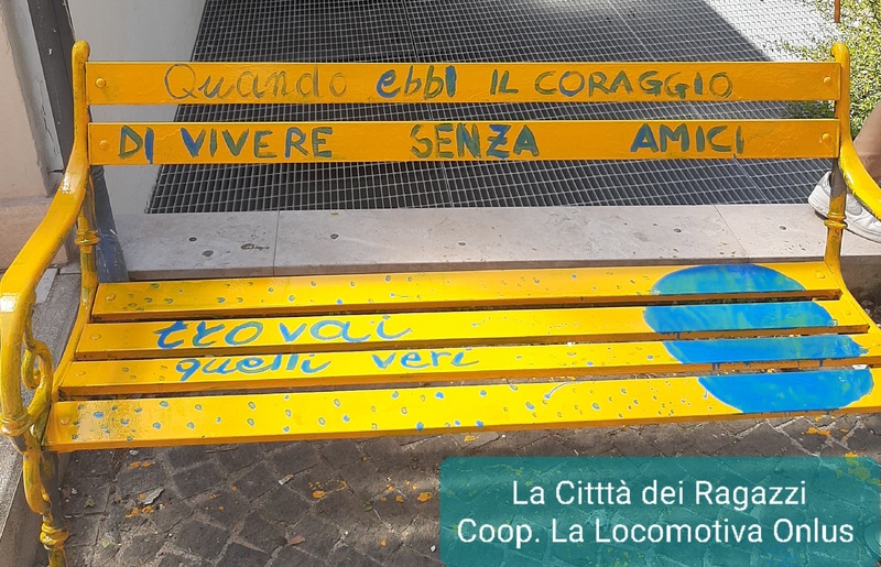 <h1>Panchine poetiche</h1>
Le frasi, frutto del lavoro di preparazione, rappresentano alcuni tempi scelti dai ragazzi.