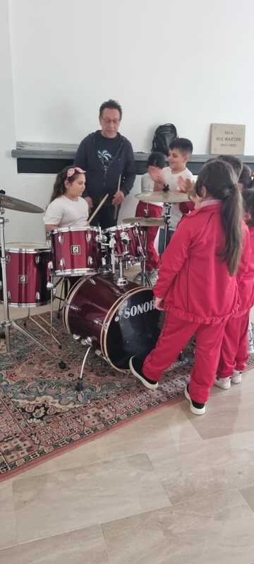 <h1>Esercitazione alla batteria</h1>
Spiegazione da parte dell’esperto prima dell’esecuzione della parte di brano